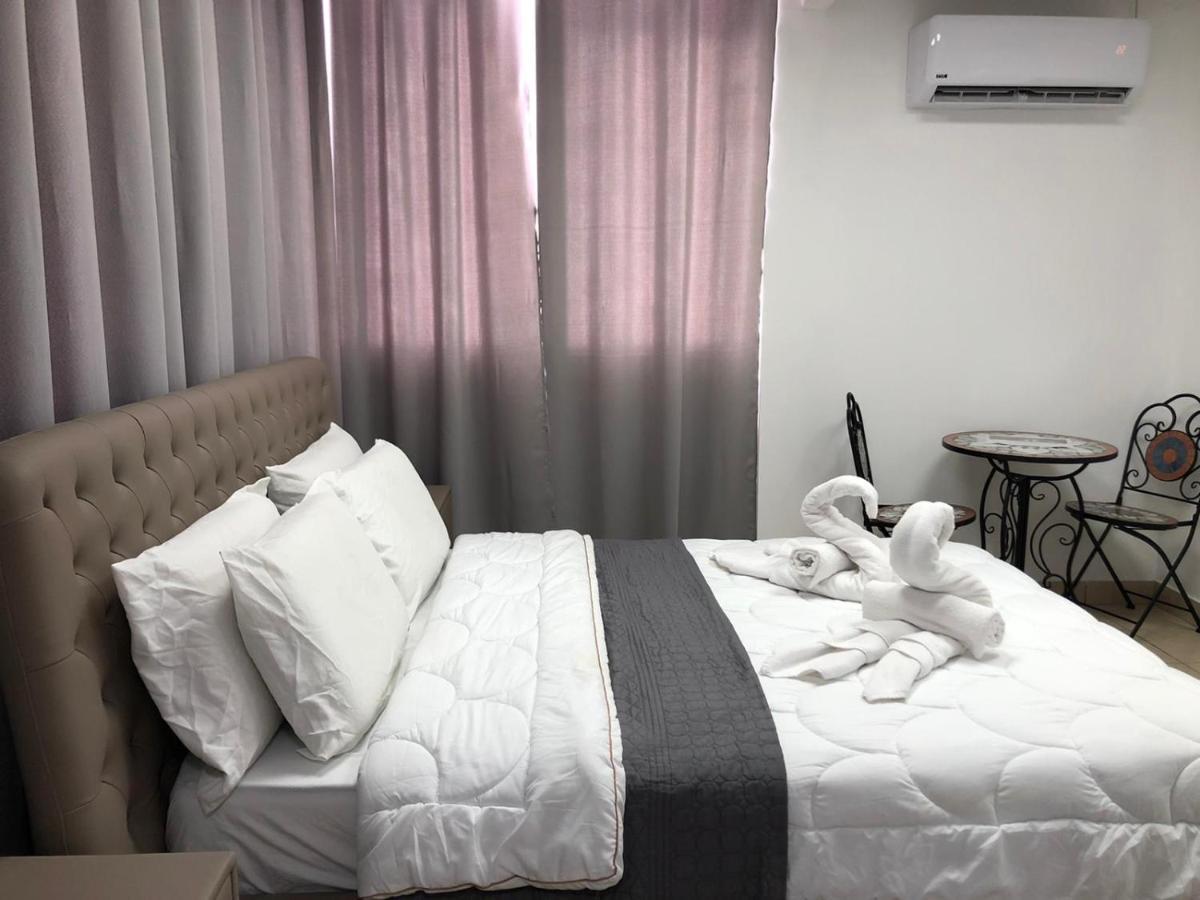 Hotel Room Service Bat Yam Eksteriør billede