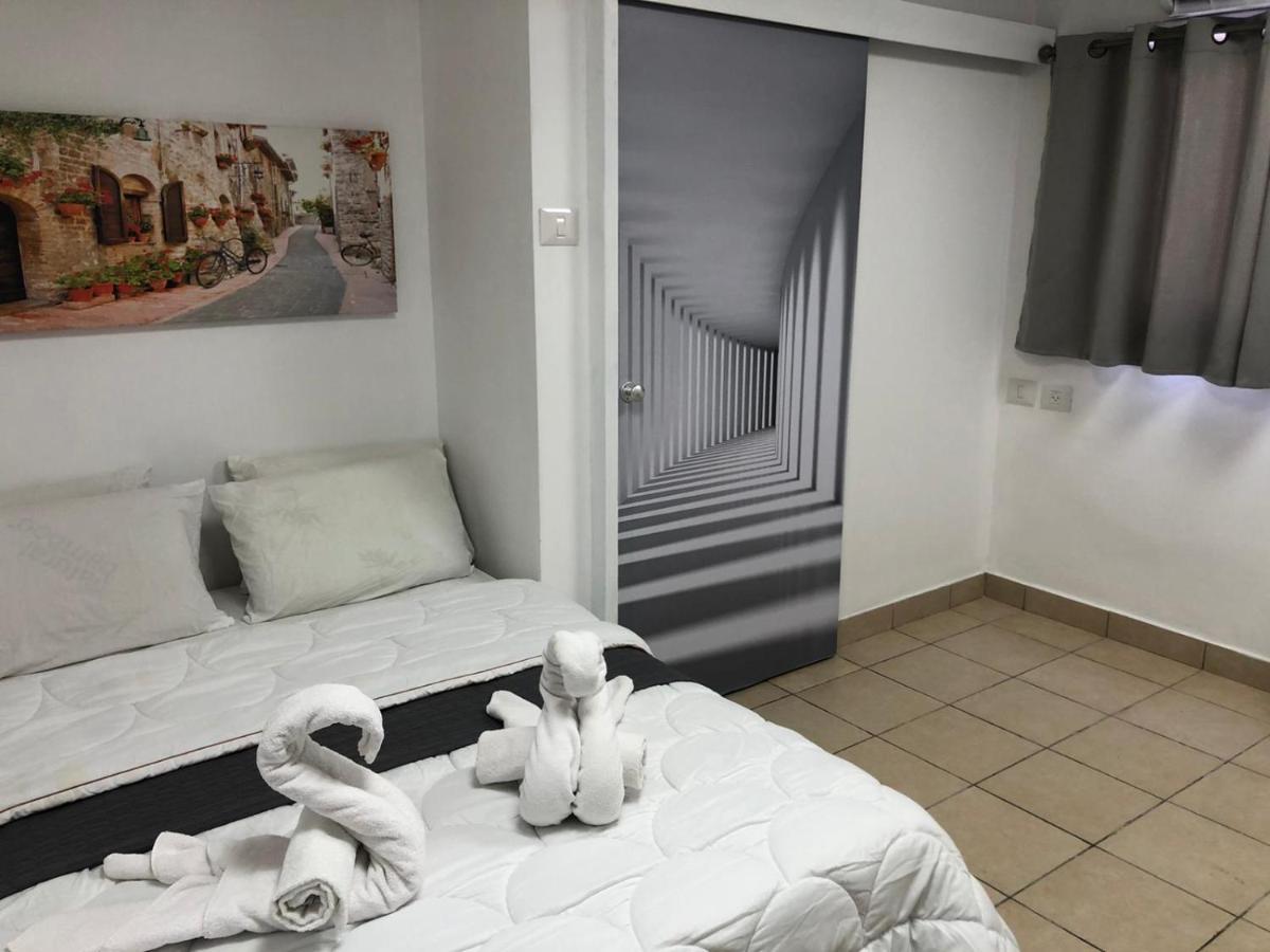 Hotel Room Service Bat Yam Eksteriør billede