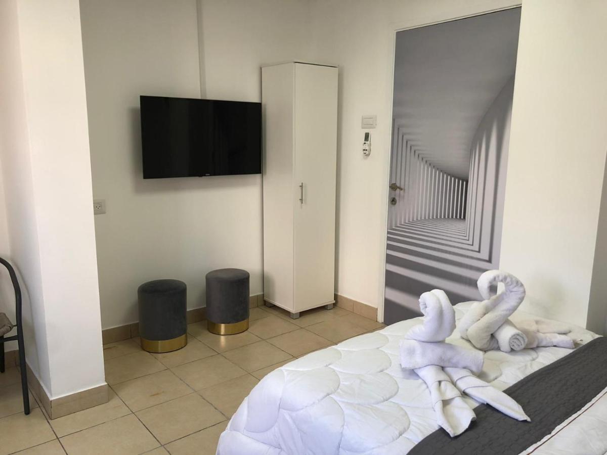 Hotel Room Service Bat Yam Eksteriør billede