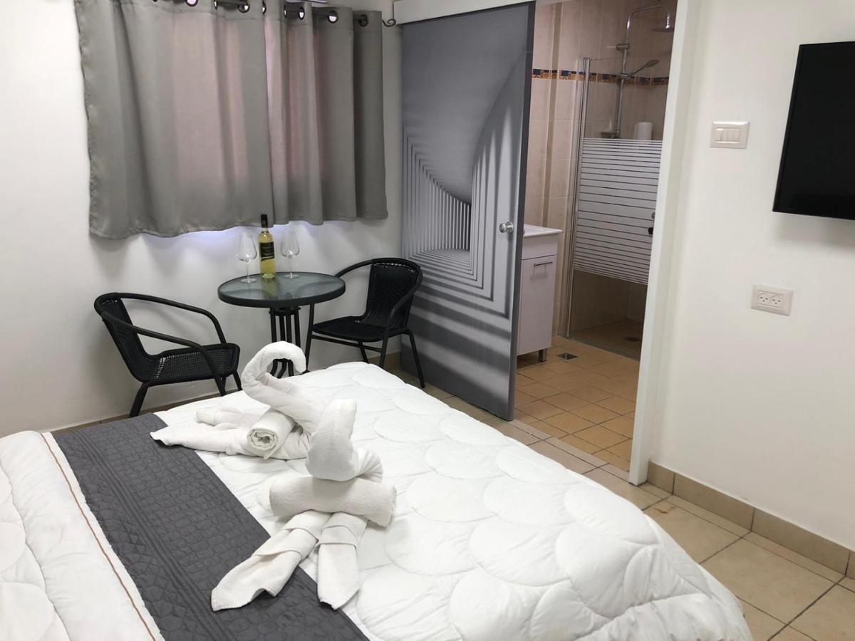 Hotel Room Service Bat Yam Eksteriør billede