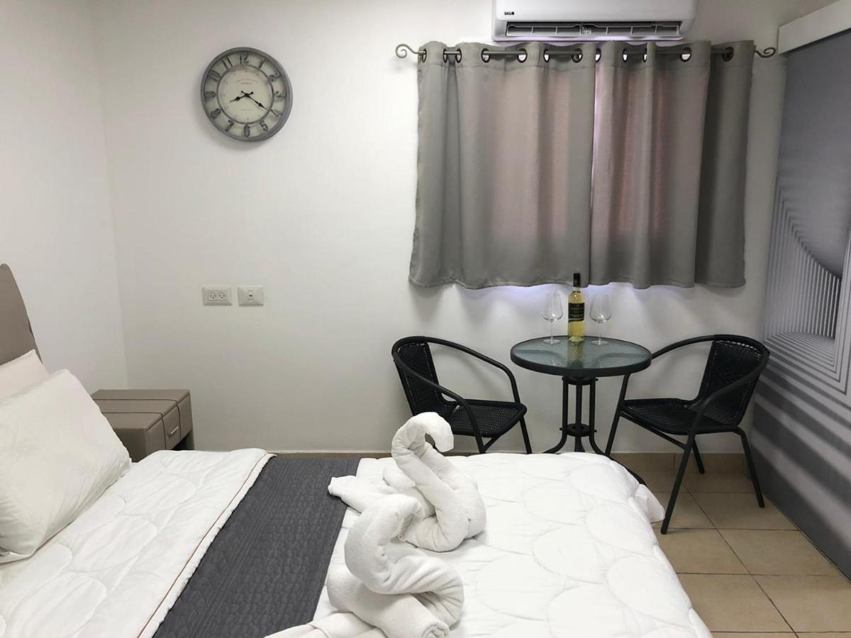Hotel Room Service Bat Yam Eksteriør billede