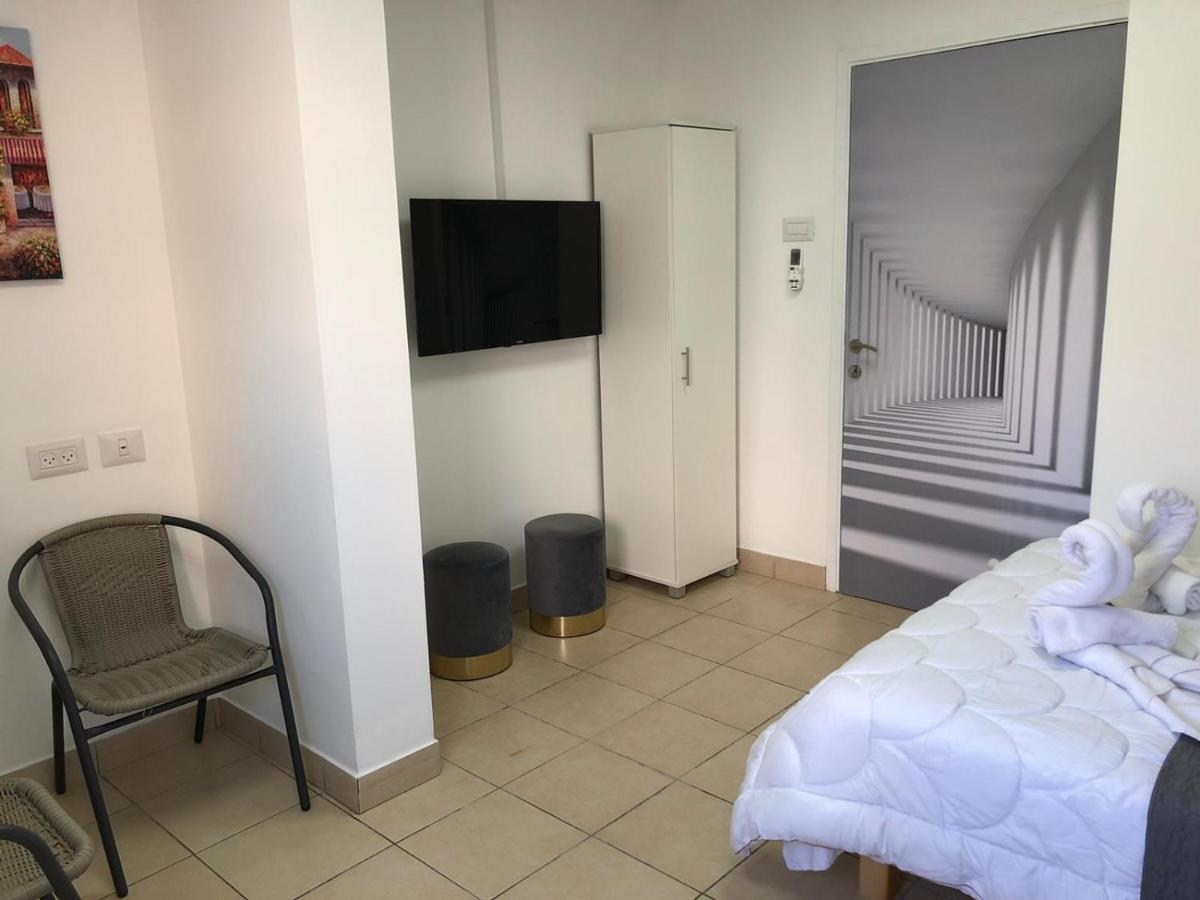 Hotel Room Service Bat Yam Eksteriør billede