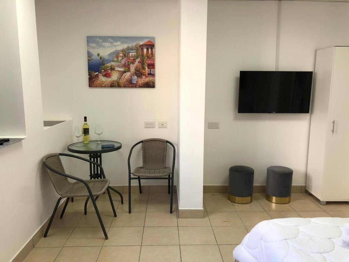 Hotel Room Service Bat Yam Eksteriør billede