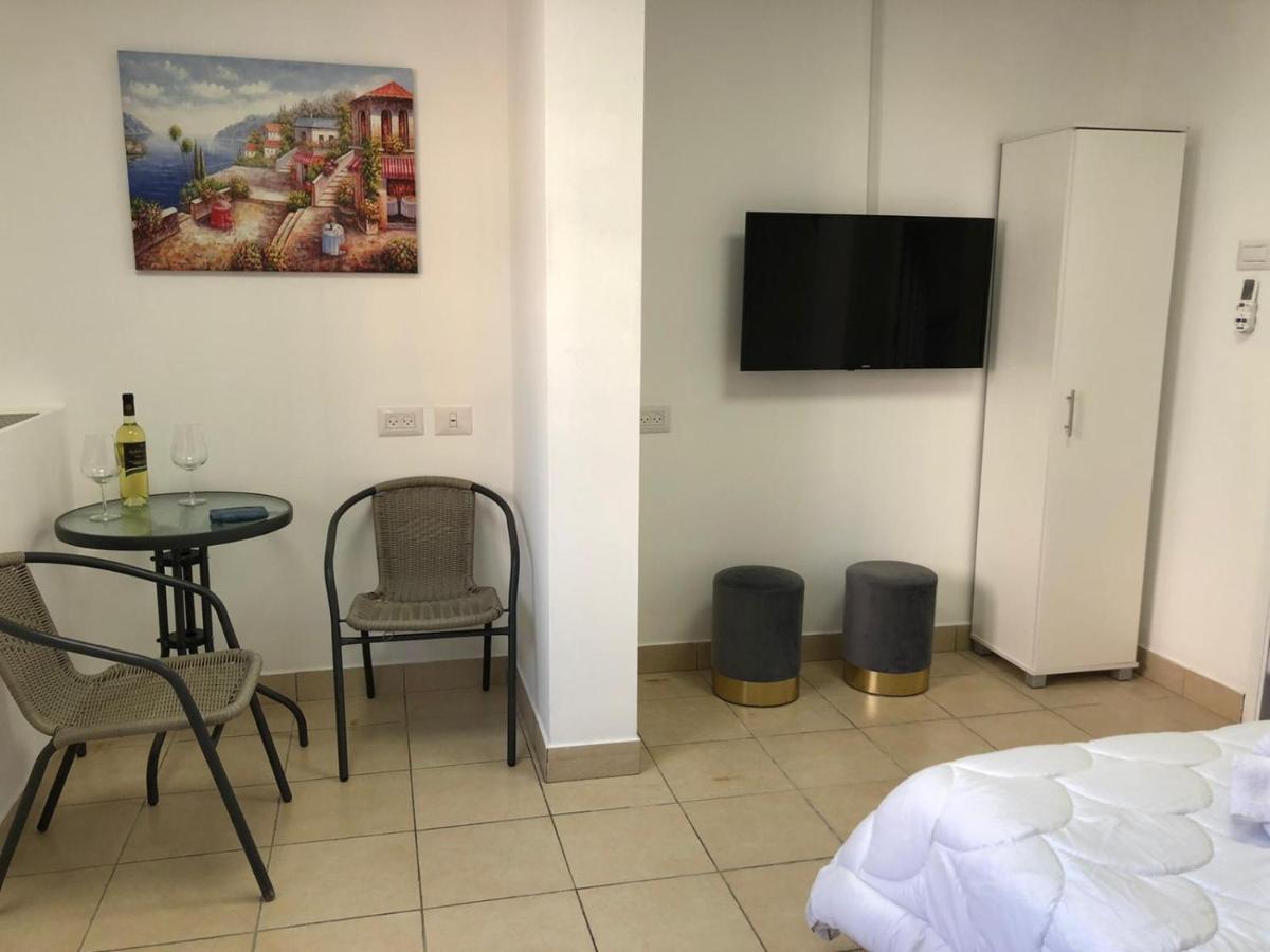 Hotel Room Service Bat Yam Eksteriør billede