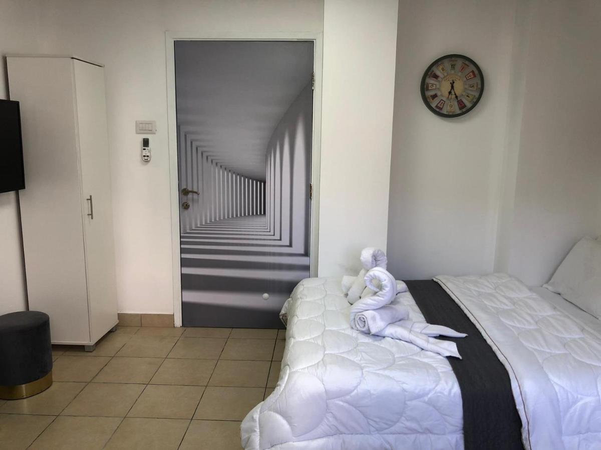Hotel Room Service Bat Yam Eksteriør billede